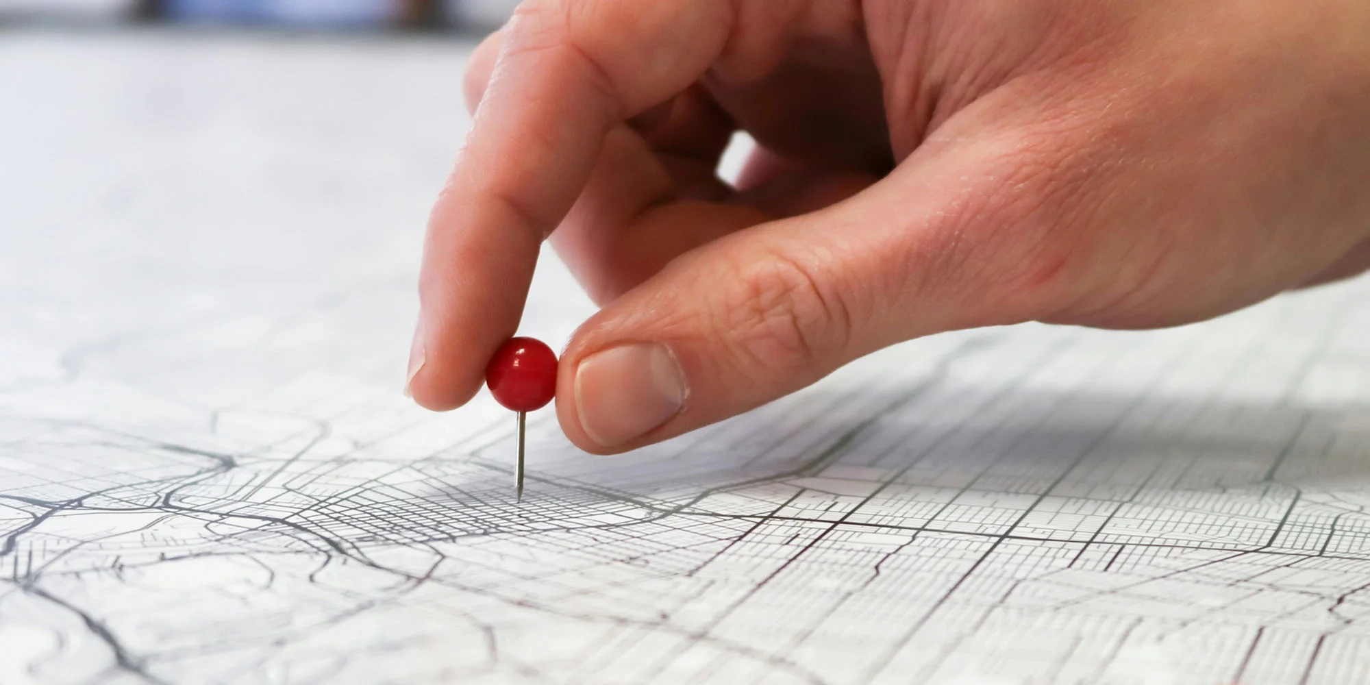 Banyak Gen Z menggunakan Cari Milik Saya dan aplikasi lain untuk berbagi lokasi mereka dengan grup teman 24/7 | Foto menunjukkan tangan menempatkan pin di peta