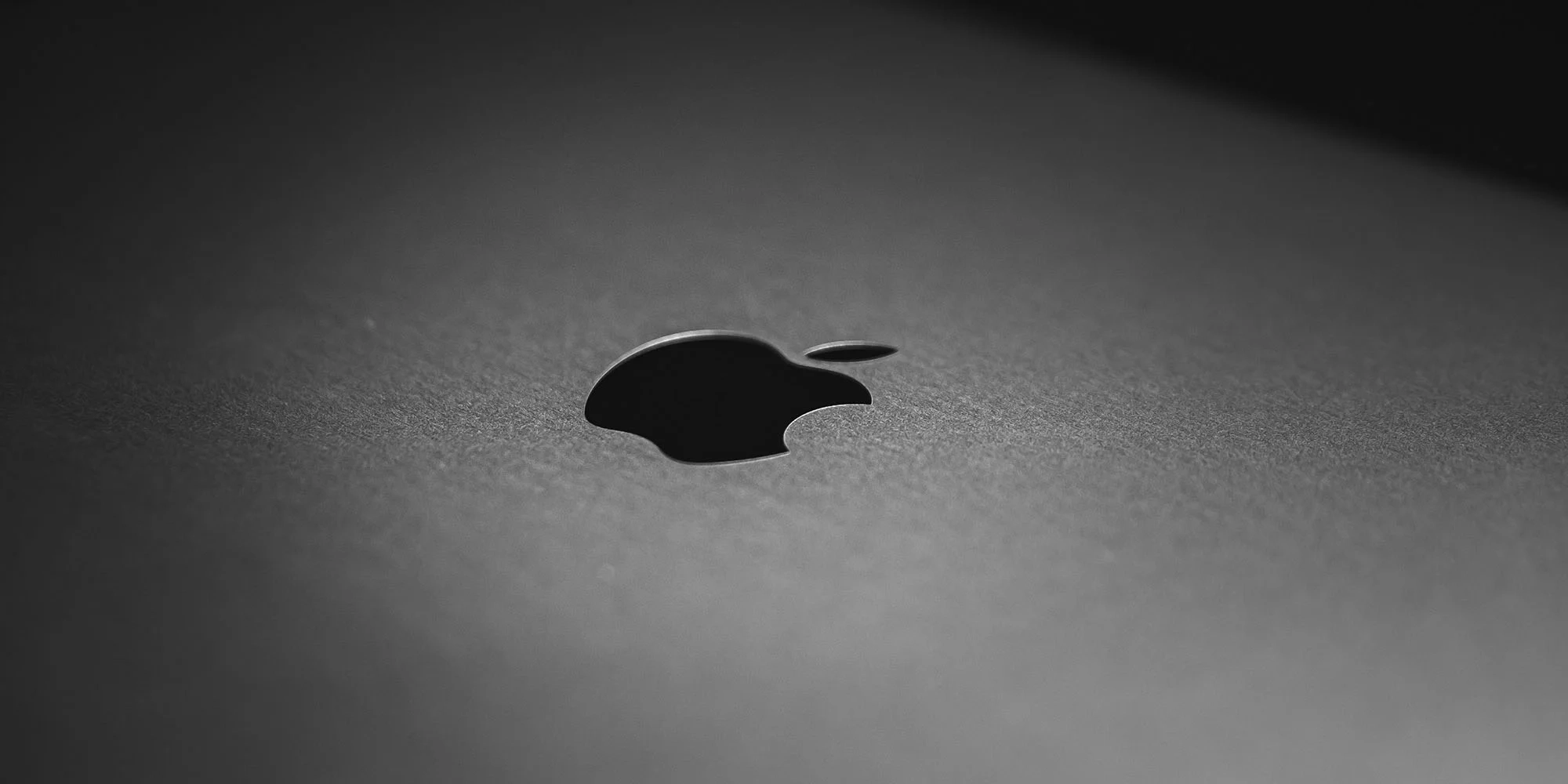 Kembalinya saya menjadi seorang pria dengan dua Mac benar-benar berhasil bagi saya | Tampilan dekat logo Apple di Mac