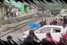 Mobil Tertabrak Kereta, Warga Memblokir Rel Sebagai Protes Keamanan Transportasi