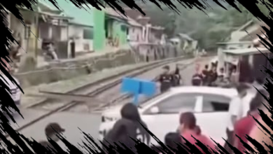 Mobil Tertabrak Kereta, Warga Memblokir Rel Sebagai Protes Keamanan Transportasi