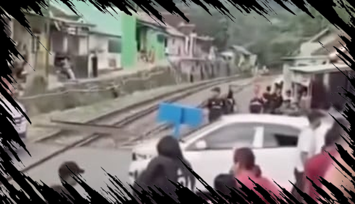 Mobil Tertabrak Kereta, Warga Memblokir Rel Sebagai Protes Keamanan Transportasi