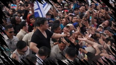 Prabowo Tampilkan Kepemimpinan dengan Buka Baju Safari dan Pelukan pada Pekerja di May Day 2026